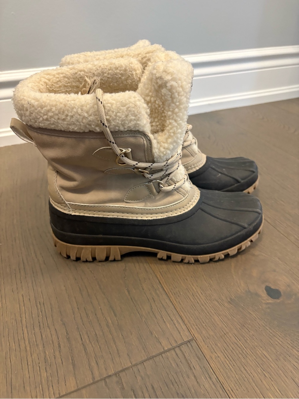 Storm brand girls / youth winter boots sz 8 EUC ret $159